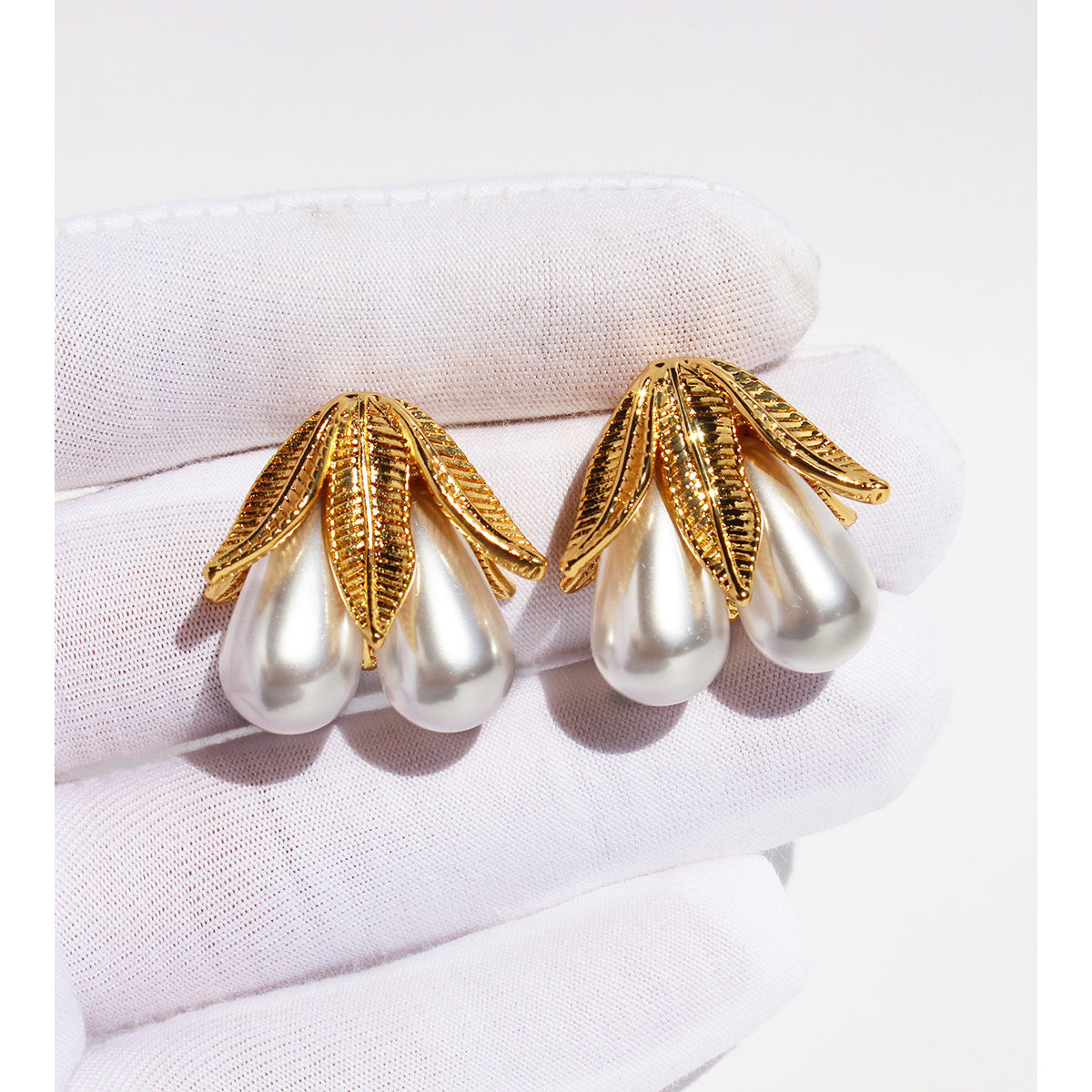 1 Pair Luxurious Queen Leaf Pearl 24K Gold Plated Brass Stud Earrings - French Romantic Niche Retro Design