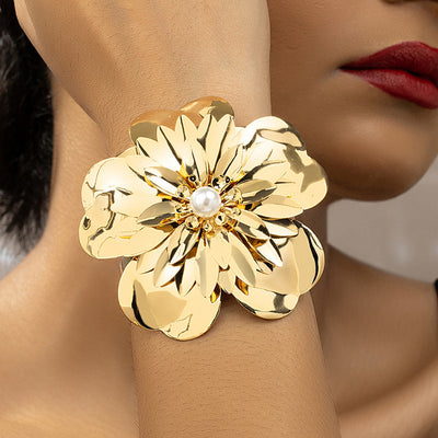 Elegant Rhinestone Alloy Bangle with Floral Design