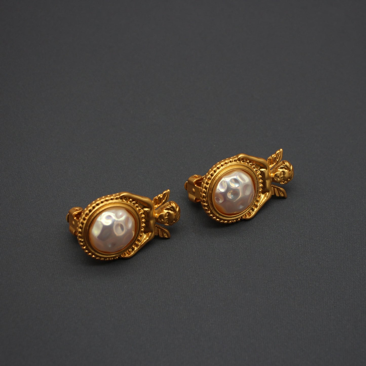 Retro Baroque Angel Pearl Inlay Women's Ear Clips - European Court Style