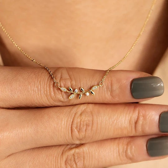 Simple Heart & Leaf Pendant Necklace with Rhinestone Accents