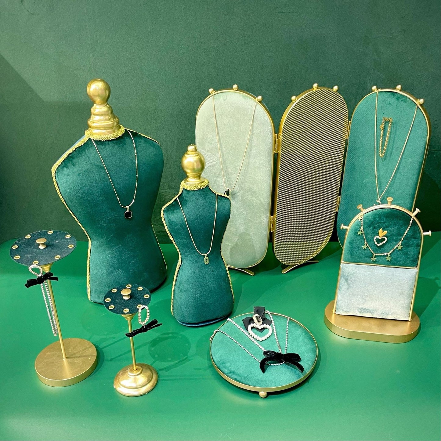 Simple Style Solid Color Metal Jewelry Display Stand with Green Velvet Necklace Bust and Earring Holder