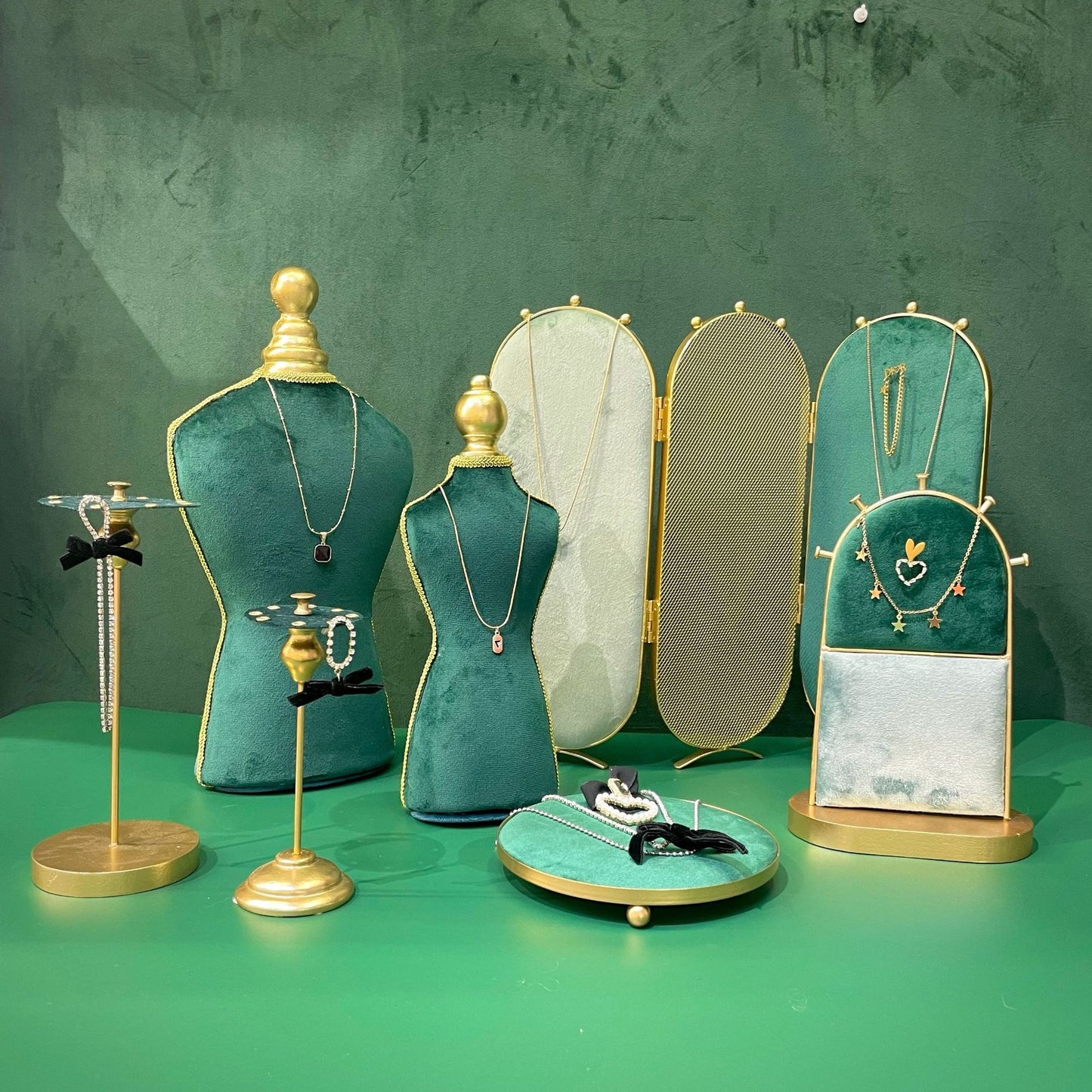 Simple Style Solid Color Metal Jewelry Display Stand with Green Velvet Necklace Bust and Earring Holder