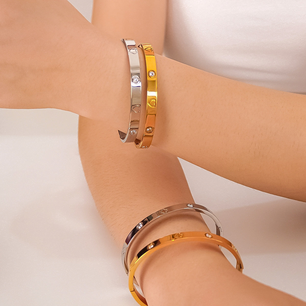 Vintage Geometric Heart 18K Gold Plated Stainless Steel Zircon Bangle and Diamond Inlaid Peach Heart Bracelet for Women