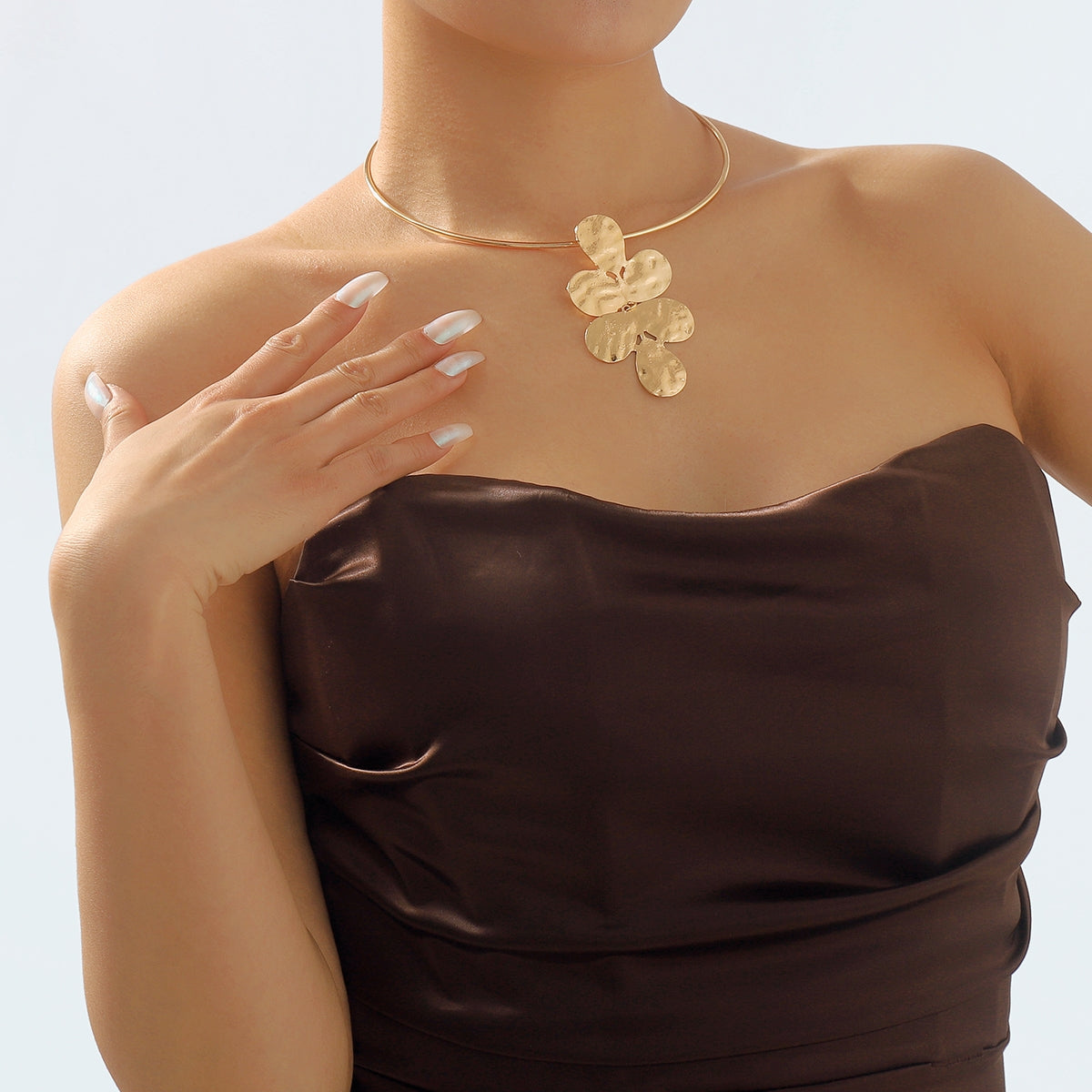 Elegant Vintage Flower Alloy Pendant Necklace and Earrings Set