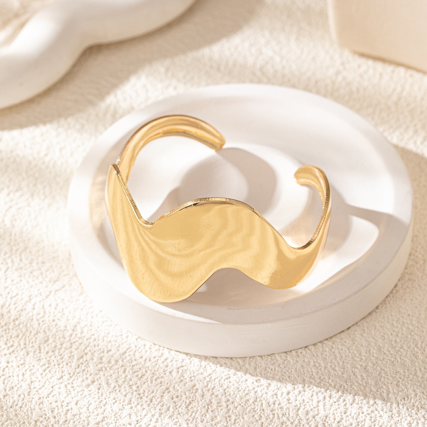 Glamorous Wave Design Open Alloy Bangle Bracelet