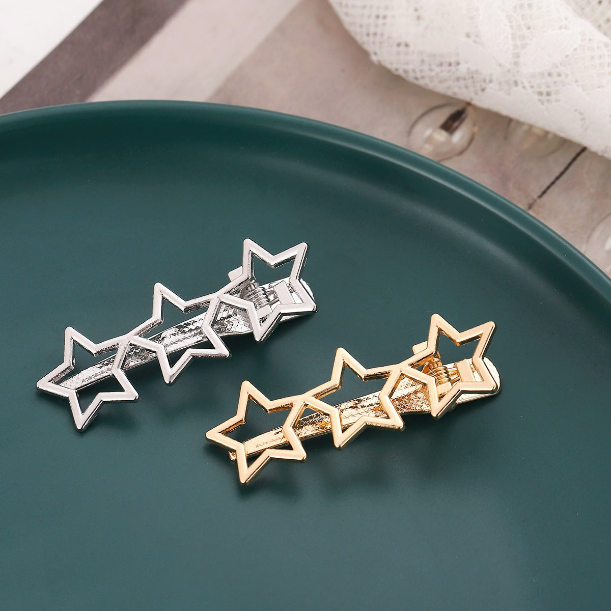 Women's Y2K Star Alloy Hair Clip - Cute Metal Pentagram Duckbill Hairpin for Bangs