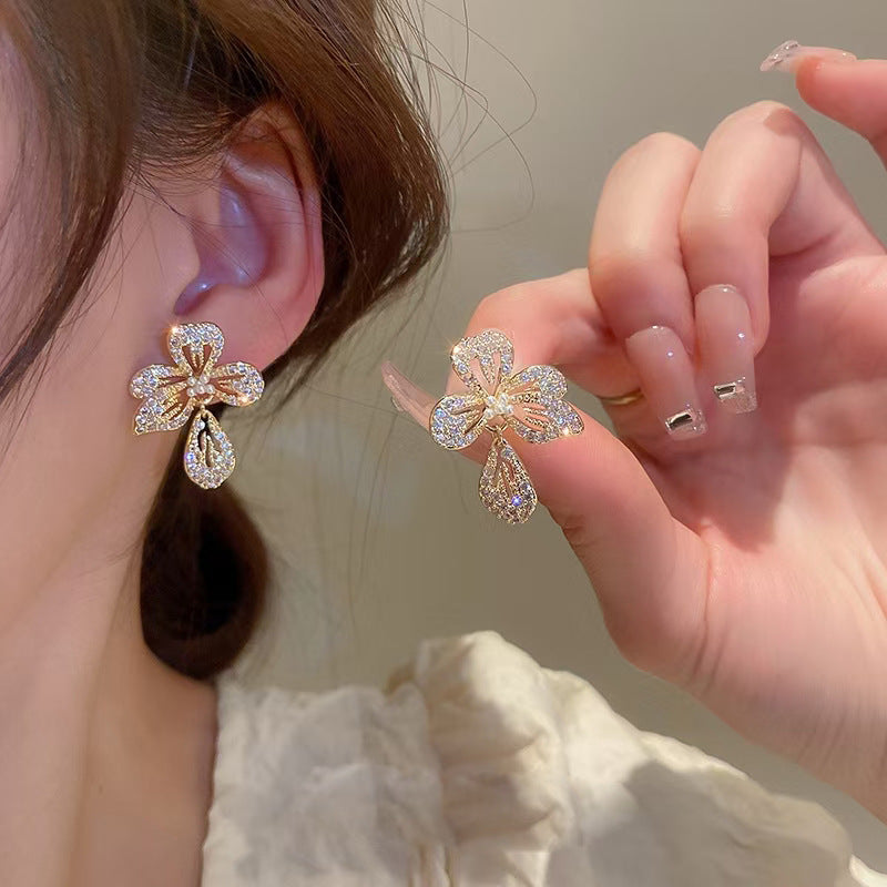Fairy Style Flower Alloy Diamond Artificial Pearls Women'S Ear Studs 1 Pair