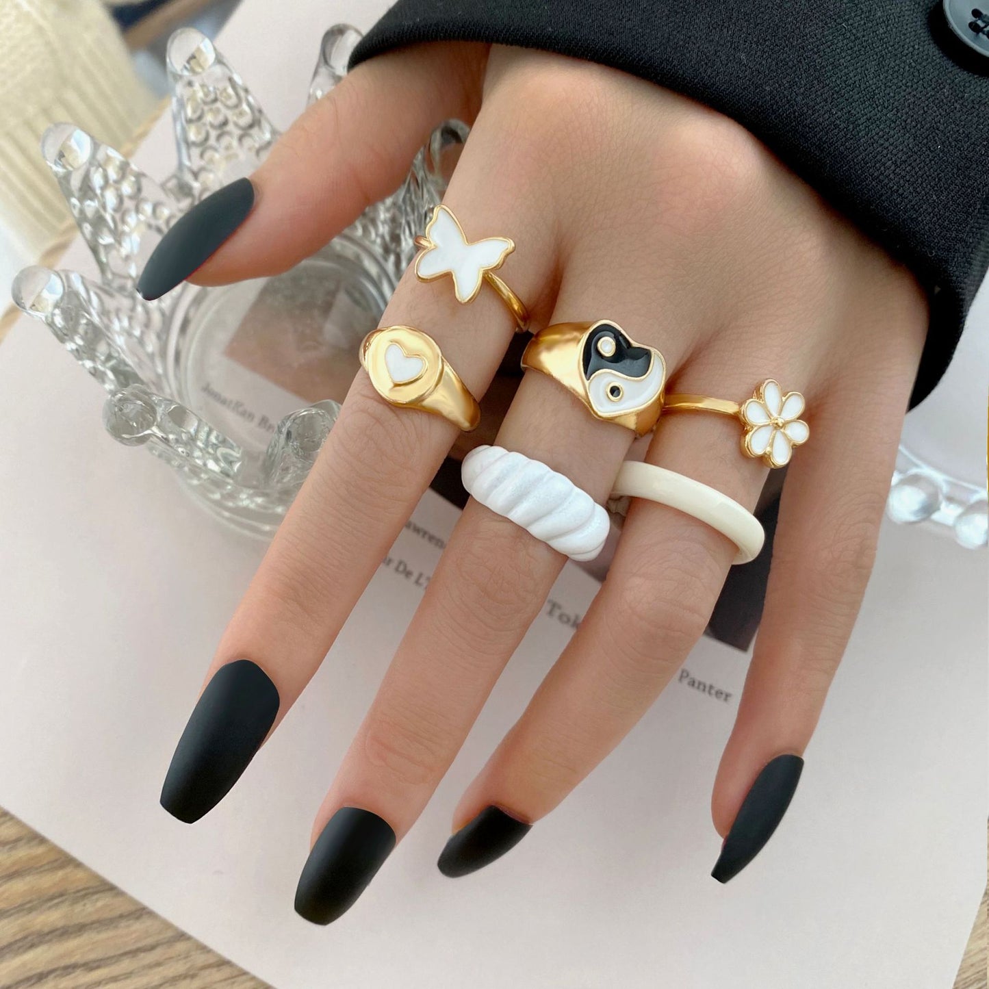 Fashion Creative Heart-shaped Oil Drip Butterfly Daisy Resin Rings & Sparkling Butterfly Pearl Crescent Hamsa 14 Piece Knuckle Ring Set