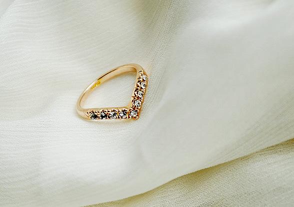 Fashion V-Shaped Diamond-Studded Pinky Ring