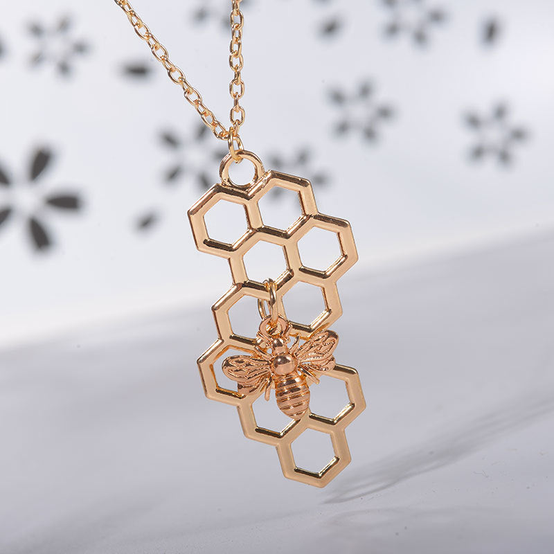 Necklace Fashion Simple Honeycomb Honeycomb Pendant Small Bee Insect Necklace Ladies Clavicle Chain Wholesale
