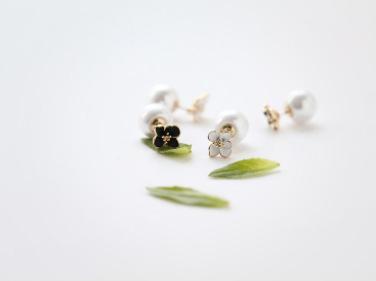 Temperament Small Zouju Flower Pearl Alloy Earrings